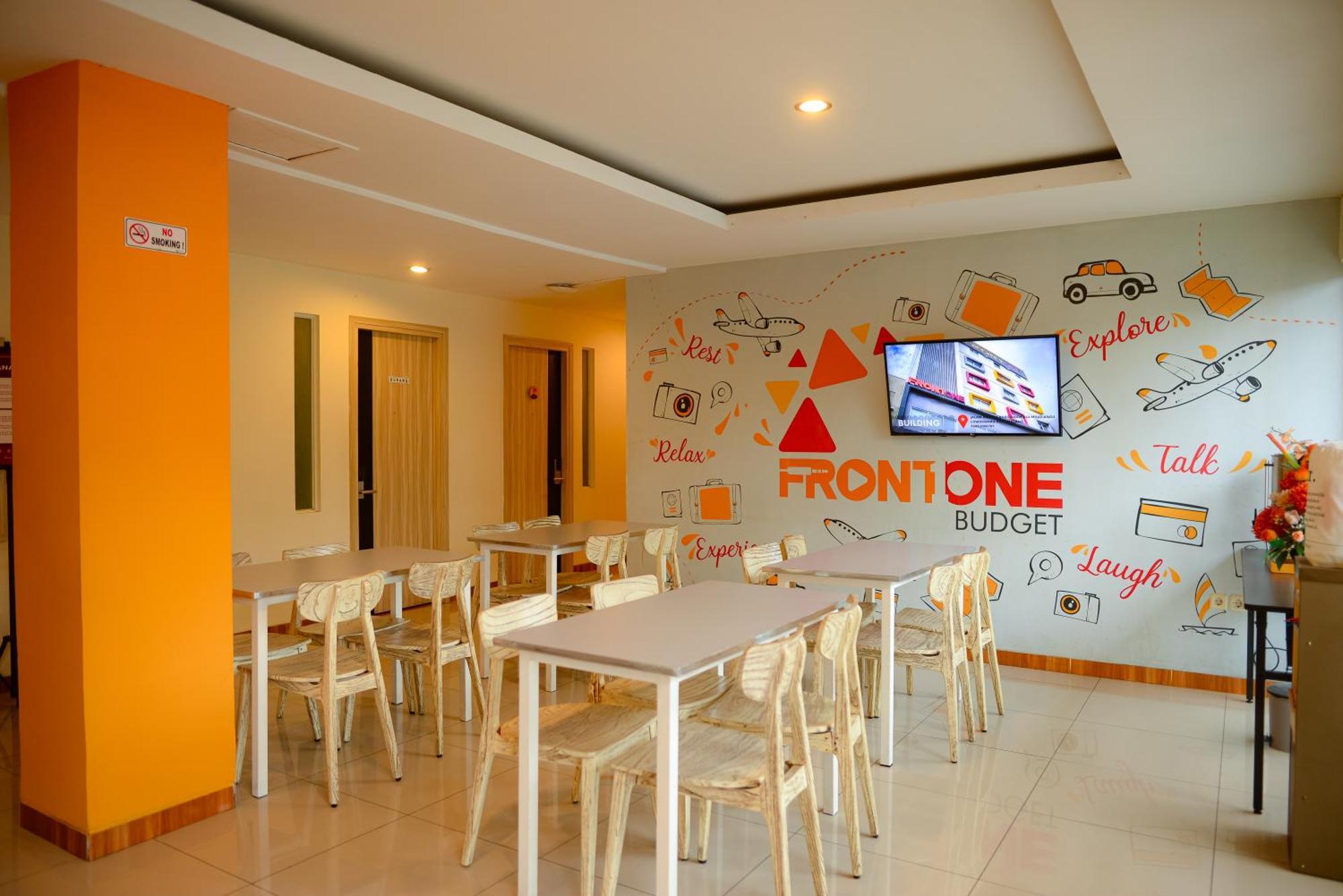 Front One Budget Malang Exterior foto
