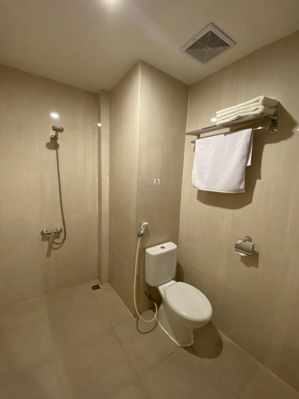 Front One Budget Malang Exterior foto